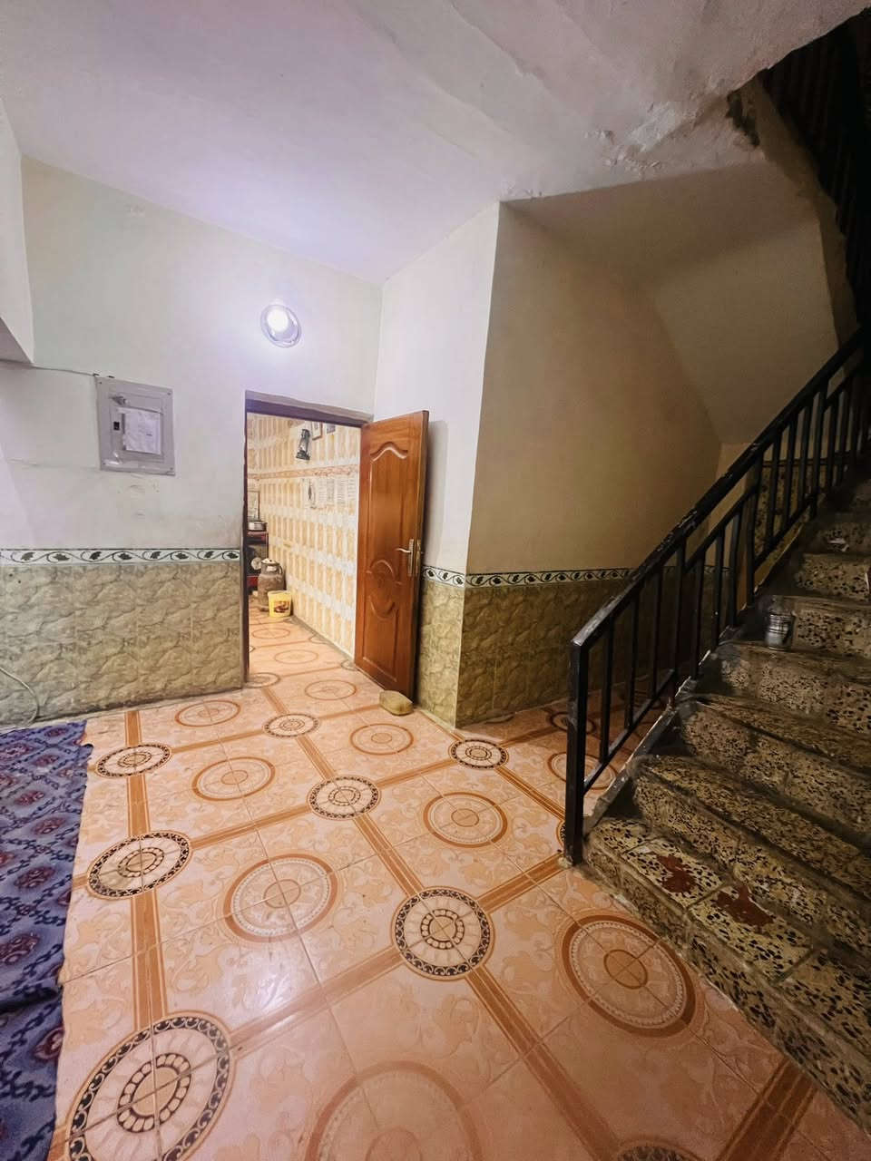 (#أَعَــــــــــــــــــــلَأَنَ) 
   ((#مكتــب_شمــس_الباحــث_للعــقارات_السماوة))

دار للبيع ▪️ في حي الصدر قرب جامع الرحمن   

المساحــه ▪️229 m ركن  طابقين

 يتكون من 4 غرف  نوم صاله استقبال مطبخ ومجمعات صحيه ملاحظه بناء قديم مرمم حديثا   

لمعرفه السعر اكتب يالله او تم توصلك كل التفاصيل 

#حاب_تعرض_عقارك_كل_ماعليك_مراسلتنا_على.          _الخاص_أو الأتصل_على_أرقام_المكتب https://www.facebook.com/shamsalbhith?mibextid=LQQJ4d

     شمس الباحث للعقارات السماوة 
                       بأدارة    
             ابو مؤمل الفرطوسي      
                  ***********      ***********

(🌹#شعارنا_الأمانة_والثقه_والأخلاص_في_العمل🌹)
