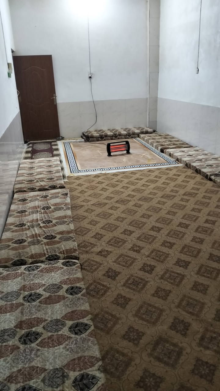 سلام عليكم اخوان بسبب الوعود الكاذبه عدي بيت البيع مساحه 190 بل شاميه بنطقت البعزيب البيت متكون من غرفتين وصاله وبراني ومطبخ وصحيات وهاذا رقمي يرده تصل عليه وبلعافيه على الياخذه ***********.
