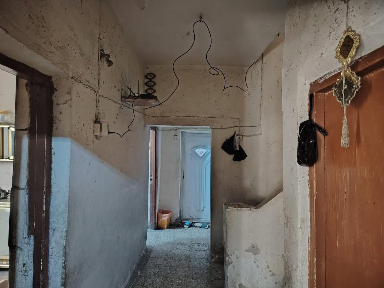 � من قسم عقارات مكتب أساس

🔥 بيت للبيع – موقع مميز ومساحة كبيرة 🔥

بيت سكني مرتب يصلح للسكن العائلي وبمواصفات ممتازة 👌

🔹 5 غرف
▪️ 3 غرف بالطابق الأول
▪️ غرفتين بالطابق الثاني
🔹 استقبال + هول
🔹 مطبخ
🔹 حمام
🔹 طارمة

📐 المساحة: 230 م²
📏 الواجهة: 11.5 م
📏 النزال: 20 م

📍 الموقع: العسكري الأول – قرب جامع الجوادين

📞 للاستفسار والمعاينة:
☎️ ***********
☎️ ***********
