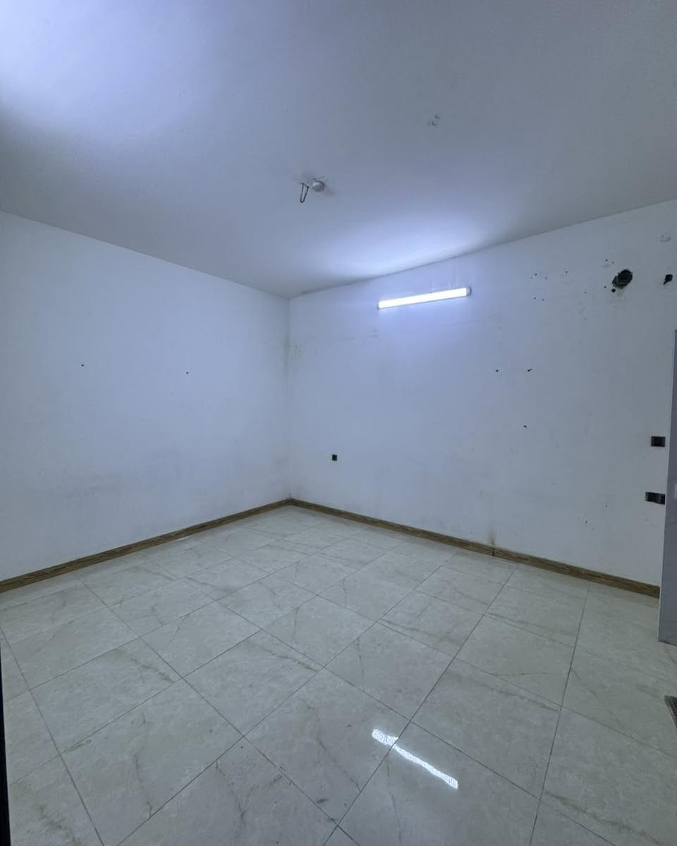 منزل للايجار في البراضعية
• المساحة: 180 متر مربع.
• التصميم: طابقين (ملائم جداً للسكن العائلي).
• التفاصيل الداخلية:
• 5 غرف نوم.
• صالة واسعة.
• غرفة استقبال.
• مطبخ.
• الملحقات: كراج سيارة.
• بدل الإيجار: 1,500,000 دينار عراقي شهرياً

تواصل الآن واحجز موقعك الاستثماري
الرضوان للاستثمار والتطويرالعقاري
Alrdwan Real Estate Investment
📞***********
📞***********
📞***********

بيع • شراء • إيجار • استثمار • إدارة أملاك

📌 رقم الإعلان: 45
━━━━━━━━━━━━━━━
ثقة • مصداقية • سرعة إنجاز • عروض حصرية • خبرة قوية بالسوق
#البصرة #عقارات #استثمار #بنوك #شركات #فرص_استثمارية #اكسبلور #اكسبلور_ضيفونا #إكسبلور_ضيفونا #إكسبلور
