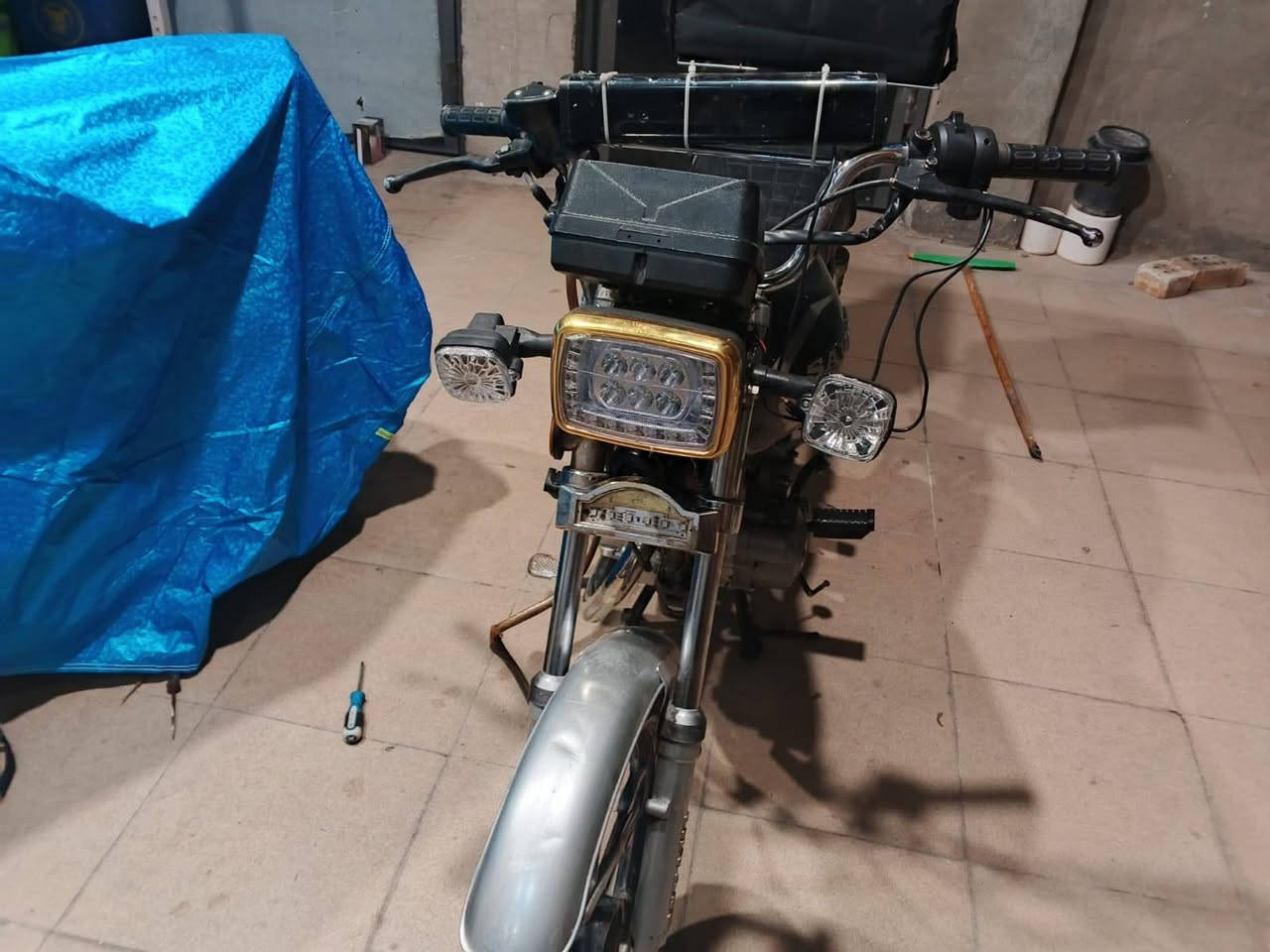 سلام عليكم عندي دراجه ايراني 5 كير سيفان مديل 2023 الدراجه خير من الله كهربائيات كله شغاله بيه ضفيره جديده بك لايت جديد اشاير جديده  باتري جديد  سيبايه جديده عقل جديد كابريتر جديد كفرات الصفاح جديده بانزات جديده عداد جديد سلف وهندر جدد  بيه دهن جديد صالنصه جديده ويلات جدد تايرات جدد نقصه فقط اشاره خلفي واحده وكعكه مال صالنصه السعر600 الف مكاني بغداد البنوك قرب مركز القدس  رقمي ***********
