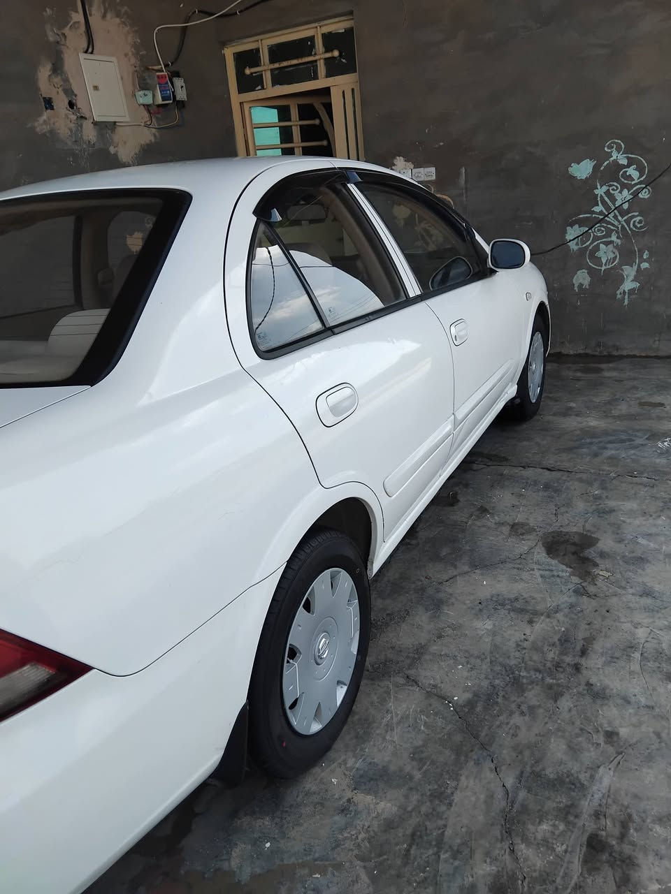 سني موديل ٢٠٠٩ رقم بغداد محرك كير صدر تبريد تدفئه كله شغال السعر ٩٠ مكان السياره فلوجه للاستفسار***********
