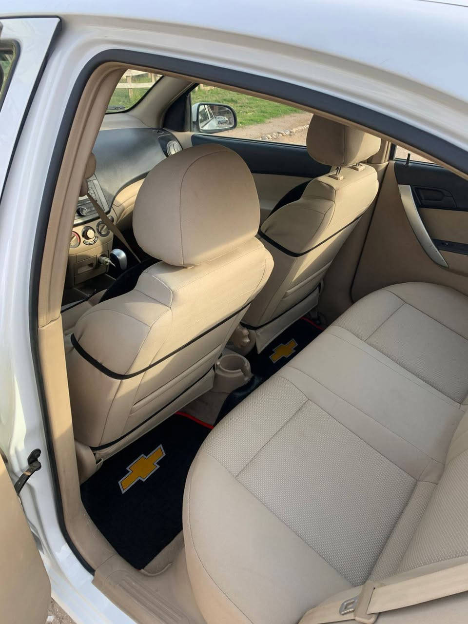 السلام عليكم افيو موديل 2011 الشركة العامه مقفوله من الصبغ بيها بس الجابنلغ والباب الخلفي بيهن بارد الباقي مقفول السياره على وضع الشركة ماشيه 25 الف السعر 102 وبيها مجال ***********
