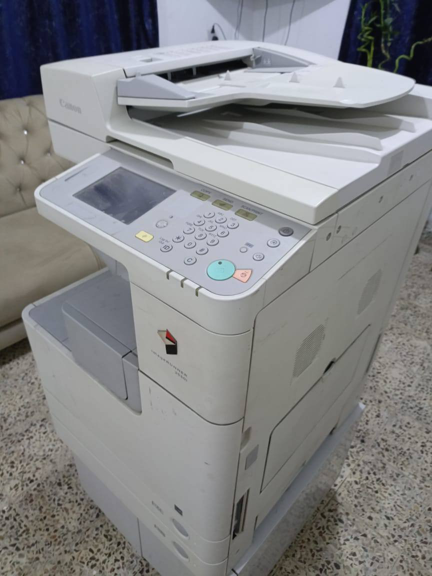 جهاز استنساخ ابيض واسود كانون رقمه 2530 يسحب
 30 نسخه بالدقيقة وبيه فيدر يسحب وجهين للملازم الدراسية يفيد الدوائر الحكومية والمدارس وطلبة في البيت ويسحب ورق A4  و  A3 حبرها باودر سعر الحبر 10 الف للاتصال واتساب ***********  السعر  300 دولار

