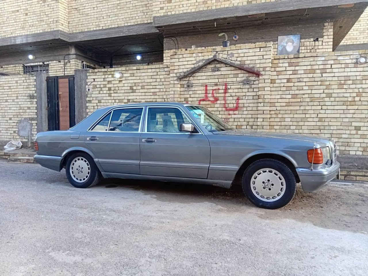 يالله سلام عليكم ورحمه الله وبركاته 
مارسدس 1988 300s باب قصير 
سياره جديده متعوب عليها 
سدر جديد 
تخم تاير 
كهربايتها كلها شغاله 
مكينه كير  بلادي 
جاهزه بيها نقص فقط تبريد استفسار اتصال *********** 
ترهم مراوس حسب القناعه
