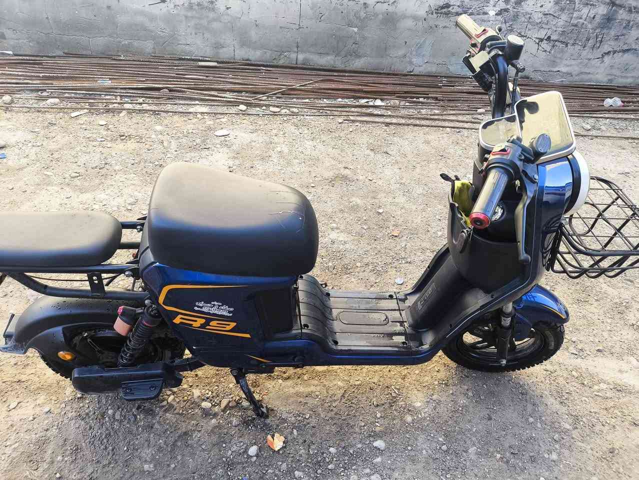 السلام عليكم عندي دراجه شحن R9 للبيع فول مواصفات موديل 2025 مكاني بغداد  شعب حي البساتين دراجه نوع ويلي 

المواصفات:
--بطاريه ما مبدله مختومه ختم ويلي 
--شاشه رقميه مقياس (شحن - سرعه ـ امبير)
-- بيها سماعات نظام بلوتوث صوت عالي 
--ليتات LED قوي جداً 
--تجي بيها سله 
دراجه كامله وجديده مستعمله فقط 5اشهر
ومال بيت
للتواصل على الصفحه او على الرقم ***********
السعر 380 وبيها مجال بسيط
