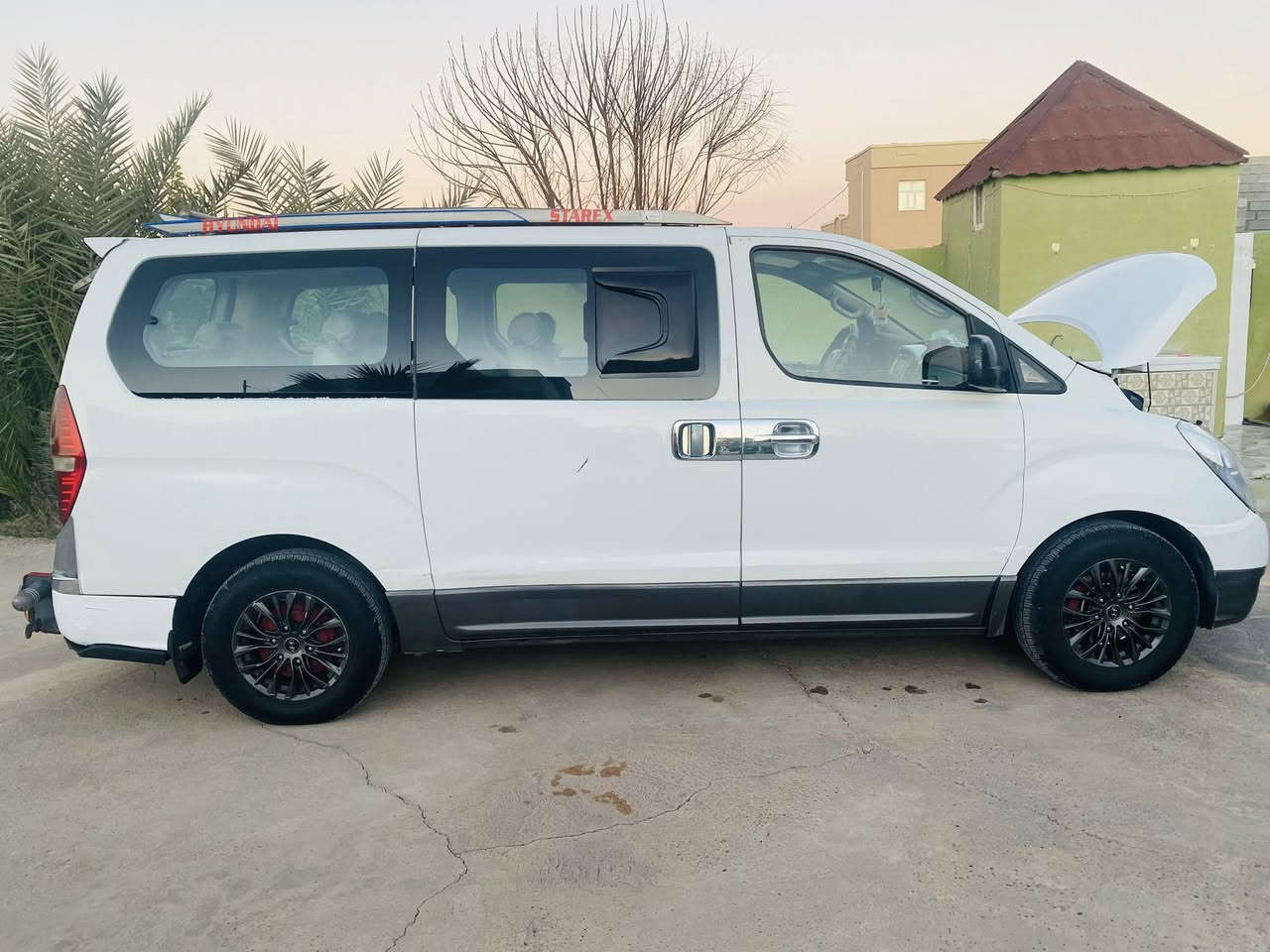 سلام عليكم
ستاركس البيع موديل 2009 
السياره بيه صفحه صبغ 
***********
