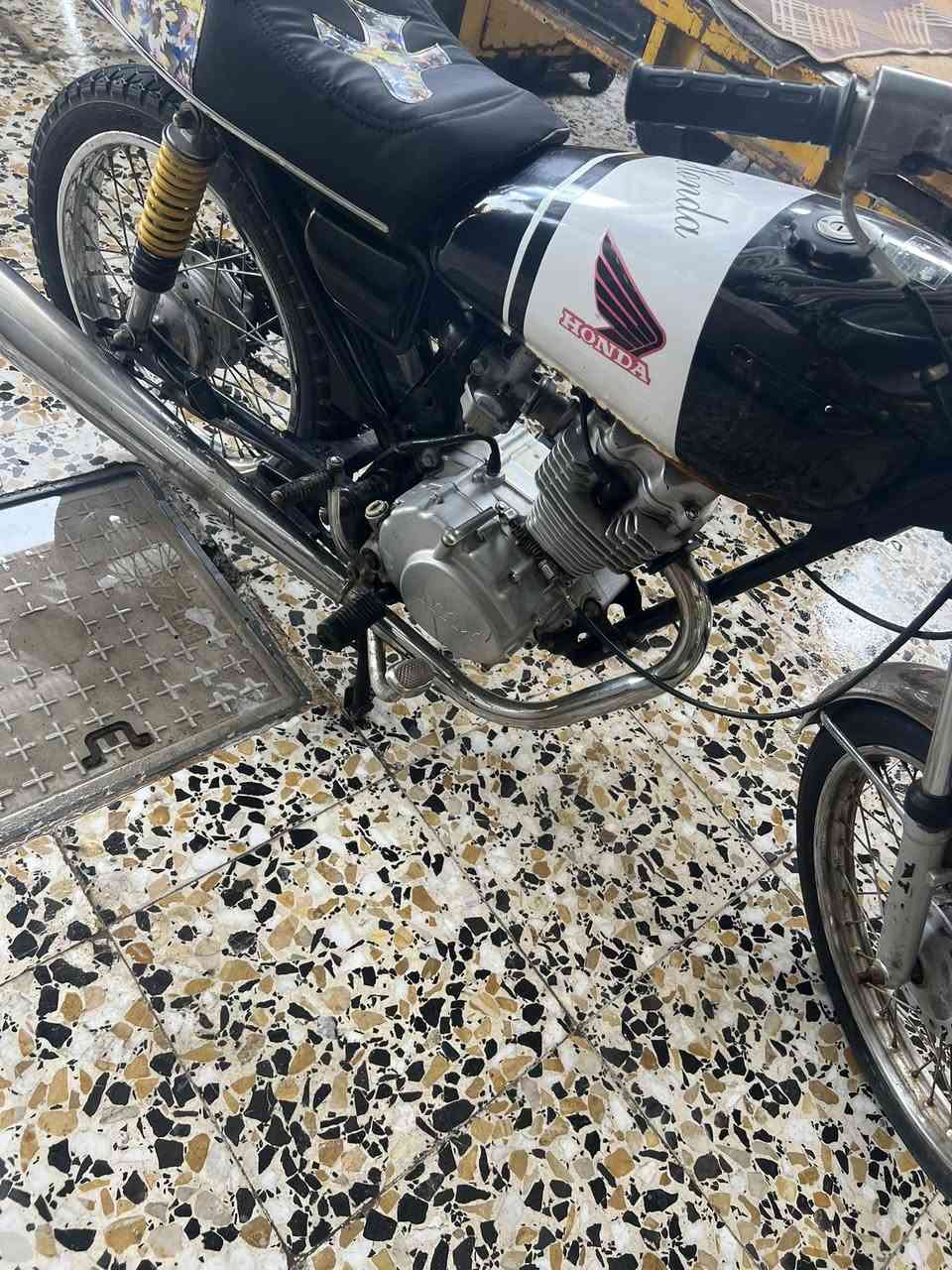 يراني دوات محرك نامه اصلي دراجه كامله ٣٠٠وبيهى مجال مكان حيانيه ***********
