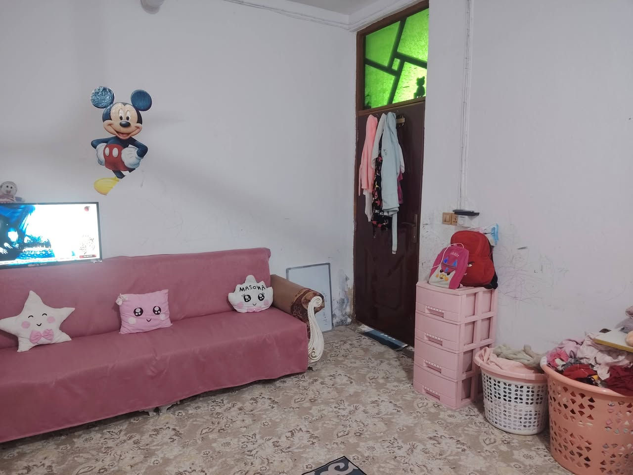 بيت مساحته 300م في حي الحكيم نزلة خليفه قرب مدرسة السجده طابق واحد متكون من حديقه و غرفتين وهول واستقبال ومطبخ وصحيات داخليه وخارجيه وحديقه وترك والطابق الثاني غرف وبيتونه كبيره والسطح شتايكر بناء نص طابوق ونص بلوك والسقف صب عرض الشارع 10م خدمات متوفره ماء وكهرباء ومجاري قريب ونت ضوئي زراعي سند 25 مشمول بالتطويب بقية التفاصيل يم صاحبه السعر 65 مليون وبيه مجال .  للا استفسار رقمي ***********

