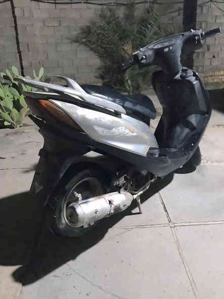 سلام عليكم ماكس للبيع 
سرعتها 140 الدراجه مرتبه نقصها فقط الكفر الامامي سعره10الاف دينار 
الدراجه طافيه ما اعرف شبيها جاي امشي بيها وطفت وتركتها  سعرها 200وبيها مجال حك الجيه  
المكان بغداد  للاتصال***********
