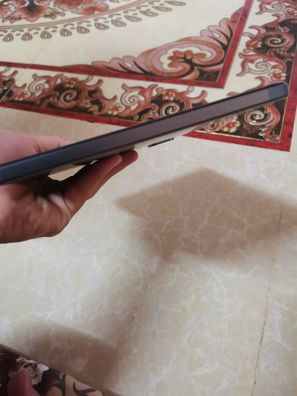 *للبيع تابلت G-Tab T11 نظيف جداً*
- *الحالة*: مستعمل خفيف جداً، نظافة 90% 
- *المواصفات*: اندرويد، شاشة 11 انش، بطارية قوية 
- *الملحقات*: كفر حماية وياه دفتري وية قلم لمس
- *العيوب*: ماكو، الجهاز شغال 100%
- *السعر*: 135,000 دينار 
- *المكان*: نينوى - موصل 
- *للتواصل*: واتساب/اتصال [***********]

ذاكرة [128]
رام[8]
الجهاز نضيف مستعملل 4اشهرر
