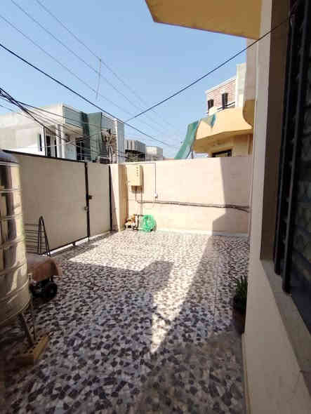 بيت للبيع مساحة 120 متر طابقين
الطابق الاول استقبال , مطبخ ,صالة ,غرفة نوم ,صحيات2 خارج وداخل  ,مناور عدد 2 
الطابق الثاني 3 غرف نوم ,صالة ,صحيات , سطح طابق ثالث .
الموقع دور الزراعة الثانية خلف مكتب الريان فرع صيدلية ود .
للأستفسار اتصال على الرقم *********** 
السعر ١١٥ وبي مجال.
