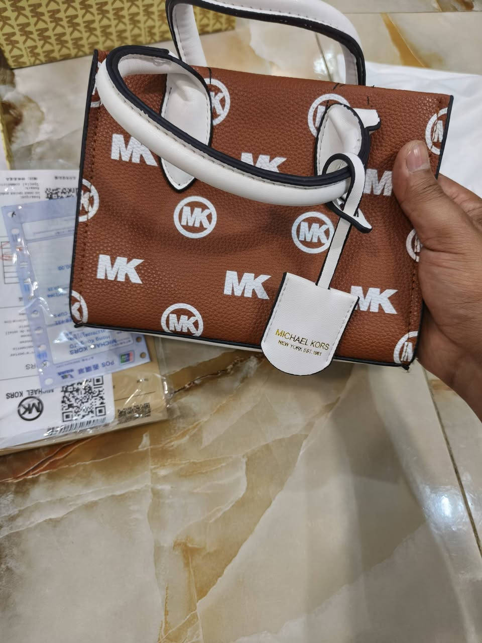 السلام عليكم 

للبيع 📦 

حقيبة نسائية من ماركة Michael Kors 

من طراز Mirella الصغيرة، 

وتتميز بنقش شعار العلامة التجارية باللون الأبيض على خلفية بنية.
@
تتكون الحقيبة من جلد محبب ومتين.

تأتي مع مقابض علوية بيضاء وحزام كتف قابل للفصل.عادةً ما تتضمن جيوبًا داخلية للتنظيم ومبطنة بالكامل.


**إذا كنت صاحب هذا الإعلان وتريد حذفه لأي سبب، رجاءا أرسل رسالة إلى الدعم الفني**