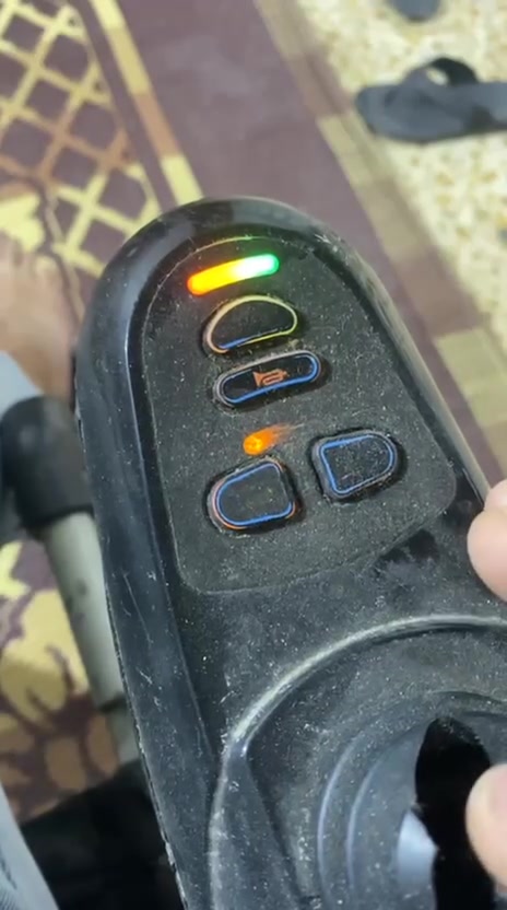 السلام عليكم كرسي شحن للبيع النضافه كدامكم يعني وسط شغال واي نقص مابي مكاني كربلاء للبيع 275 وبي مجال بسيط للاستفسار ***********
