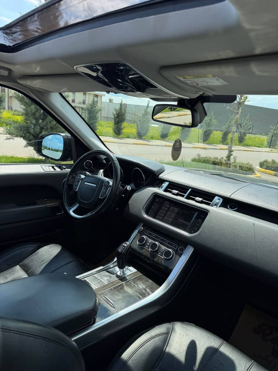 Range Rover Sport diesel 
Black edition 
مۆدێلی 2016 بێ ڕەقەم  مەکینەی ٦ پستۆنی دەبل تۆربۆی گاز مەکینە مەرغووب گاز زۆر زۆر کەم سەرف اکات
ڕەنگی نەوتی بیلادی سەقف ڕەش  - ٣ ڕیز کوشن - پانۆڕاما-
بیلادی جام ڕەش - کوشنی پێشەوە سارد و گەرم و خەزن - کوشنی دواوە هیتەر - ٣ شاشە - سوکانی کارەبای و خەزن - شەفتی سەر سوکان - دەبڵەکانی بەرز و نزم اکات -دەرگای دواوەی کارەبای - سیستەمی سەماعەی مێریدیان - 360 دەرەجە حاسە - کامێرا - ناڤیگەیشن - ئاوێنە شەفت و هیتەر - گێڕی عادی و ئۆتۆماتیک و سپۆڕت - پێنج مۆدی بەکار هێنانی هەیە 
تەنها 173 هەزار کیلۆمەتر ڕۆیشتووە
دوو بۆ سێ پارچەی تەنها پەمپە - گێڕ و مەکینەو کارەبای بەشەرت سعری 137 وەرەوەو مەجالی تیایە 
***********
لە سلێمانیم السليمانية, العراق
