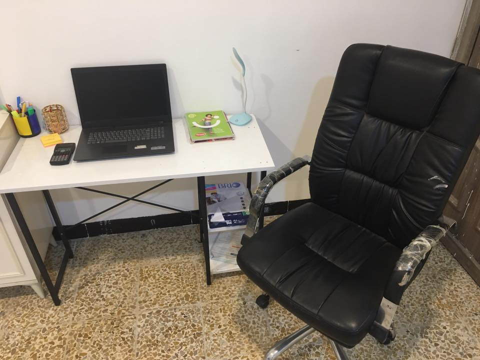 للبيع ميز دراسة جديد ونضيف + كرسي دوار  فقط الميز والكرسي للبيع ابيعهم اثينهم السعر 110 التواصل ع الرقم ***********
