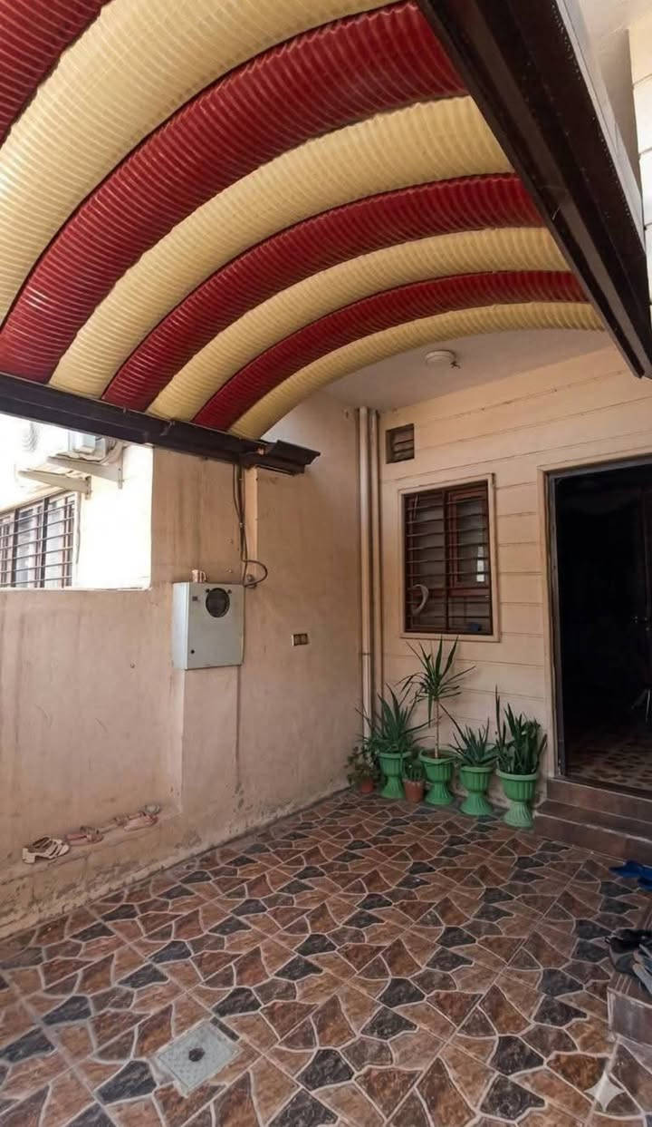 🏡 دار للبيع في القادسية الثانية – موقع مميز قرب مدرسة زهرة المدائن

فرصة سكنية رائعة لعائلة تبحث عن الراحة، المساحة، والبناء الحديث.

📐 المساحة: 150 متر مربع
📏 الواجهة: 7.5 متر

🔹 الطابق الأرضي:
✅ كراج سيارة
✅ غرفتا نوم
✅ هول استقبال واسع
✅ مطبخ حار وبارد
✅ صحيات منفصلة

🔹 الطابق الثاني:
✅ 3 غرف نوم
✅ غرفة ماستر (سويت)
✅ هول
✅ صحيات منفصلة

⭐ بناء حديث ومواصفات ممتازة
⭐ شرط التحويل وقرار التمليك متوفر
⭐ موقع هادئ وقريب من الخدمات والمدارس

📞 للاستفسار والحجز:
***********

📍 مكتب أحمد الحاج هاشم لتجارة العقارات

🔹 نستقبل جميع عروضاتكم العقارية (بيع – شراء – إيجار).
🔹 لدينا أراضٍ ودور وشقق ومحلات تجارية بمناطق مختلفة.
🔹 خدمات بناء وتنفيذ وإشراف هندسي بأيدي كوادر متخصصة.
🔹 معاملات الإفراز والتمليك والتحويل ومتابعة المعاملات العقارية.
🔹 تقييم العقارات وتقديم الاستشارات العقارية مجاناً.

✨ ثقتكم أساس نجاحنا، ونسعى دائماً لتوفير أفضل الفرص العقارية بأفضل الأسعار.
