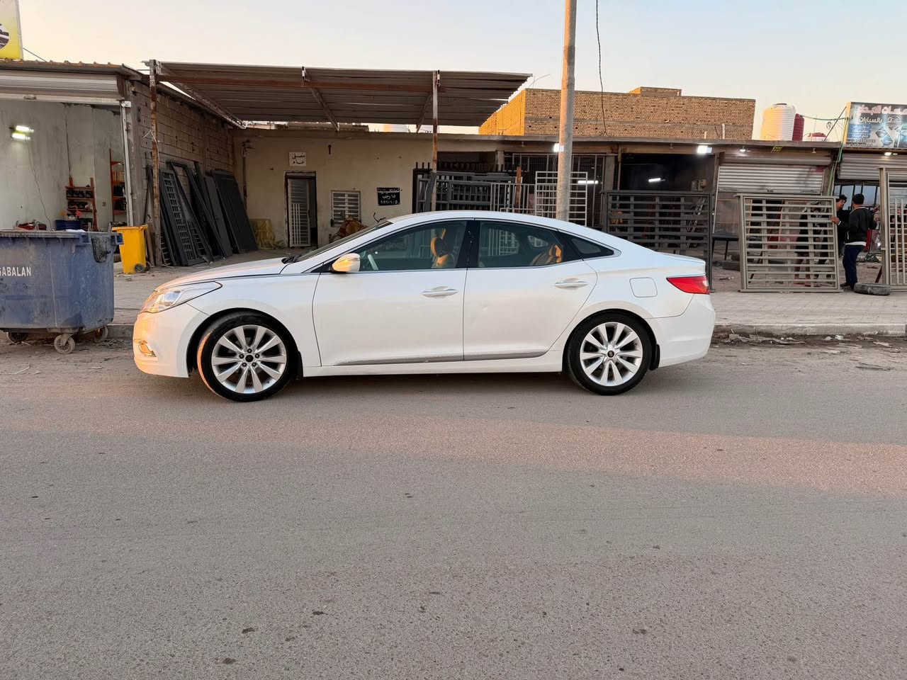 سلام عليكم ازيرا خليجي 2012 للبيع 
تقرير منشور مكفوله من الحادث والتبديل صبغ جاملغ خلفي وباب فقط شرط الفحص التحويل رقم بغداد دولي 
المواصفات 
 مكينه 6 سلندر3000 دوش المرغوب 
داخل بيجي 
بصمه تشغيل
بصمه صندوك 
لد امامي خلفي   
اضويه ترحيب  
اشاير بالمري 
مري شفط 
كشنات جلد 
كشنات كهرباء 
كشنات تدفئه تبريد 
 قطعتين تبريد 
حساس امامي خلفي 
برده خلفيه 
بردات بل بيبان بلاد 
كروز سرعه 
تحكم ستيرن 
6 ايرباك شركه
ويل كب 
تايرات جدد 
السياره جديده وجاهزه اي نقص مابيهة بشرط الفحص محرك مفتوح السعر 105جوى سوك 
تجي واتشوف بعينك احلى من صور العنوان بصره شط العرب فيروزيه  *********** البصرة, العراق
