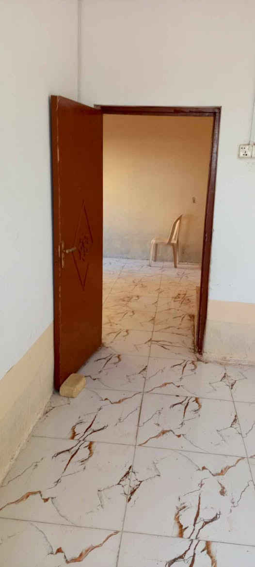 بيت للبيع كربلاء شارع السيده نرجس مقابل حي العباس المساحه 100 متر طابو زراعي سند 25 يحتوي على استقبال وصاله ومطبخ وغرفه نوم الارضيه بورسلين الجدار سيراميك مسلح بناء طابوق مي مجاري كهرباء بالباب للاستفسار اكثر للتواصل : *********** واتس او اتصال
