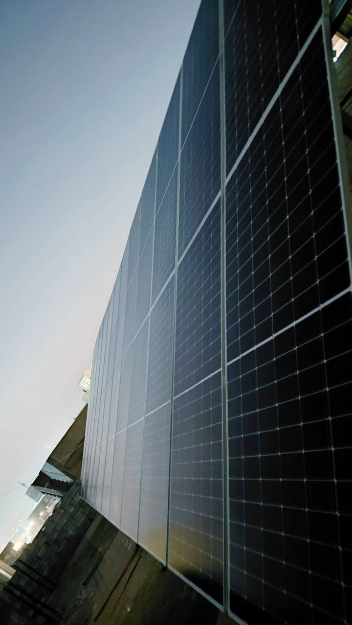 🔋 إنجاز جديد لمكتب روژ للطاقة الشمسية في #موصل 
🗓️ الاربعاء 24_12_2025
بفضل الله وبدعمكم المستمر، يسرّ مكتب روژ للطاقة الشمسية أن يعلن إكمال مشروع تحويل عمارة الدار البيضاء في مجموعة موصل   إلى منظومة طاقة شمسية متكاملة توفر كهرباء مستقرة على مدار الساعة 🌞، مع نظام تشغيل وإدارة كامل عن بُعد.
🚀 مواصفات المنظومة المنجزة:
🔸 ألواح شمسية 600واط × 26 – ضمان 12 سنة – شركة Allolla 
🔸 بطاريات ليثيوم 15 كيلوواط × 2 بسعة 12000 أمبير – ضمان 5 سنوات – شركة EvE 8000  دورة شحن
🔸 إنفرتر 12000 كيلوواط – قطعة عدد 1  – شركة Deye – ضمان 5 سنوات 
🔸 قدرة تشغيل مستمرة:
    • نهاريًا: 50 أمبير
    • ليليًا: 30  أمبير
🔋 استغناء تام عن المولدة
يأتي هذا الإنجاز ليؤكد التزام مكتب روژ للطاقة الشمسية بتوفير حلول طاقة متجددة موثوقة وآمنة تلائم المنازل والمشاريع التجارية على مدار الساعة، مع أعلى مستويات الجودة.
🌍 عناوين المكاتب:
📍 بعشيقة – حي الربيع – قرب كافتيريا الربيع
📍 شيخان – مفرق شيخان – قرب مطعم عنتاب
📍 سنجار – سنوني
📞 للاستفسار والتواصل:
المهندس قيدار: *********** – ***********
سلام سلو: *********** – ***********
📲 تابعونا على صفحة مكتب روژ للطاقة الشمسية لمشاهدة المزيد من الإنجازات والتحديثات.
#الطاقة_الشمسية #مكتب_روژ #طاقة_نظيفة #نينوى #العراق #بعشيقة #شيخان #سنجار #دهوك #الموصل #طاقة_متجددة #الاستدامة #روژ_تبدع #باعذرة #كوردستان #جامعةموصل #مهندس #كهرباء #موصل #اربيل #دهوك #عقره #سميل #شاريا #شيخان
