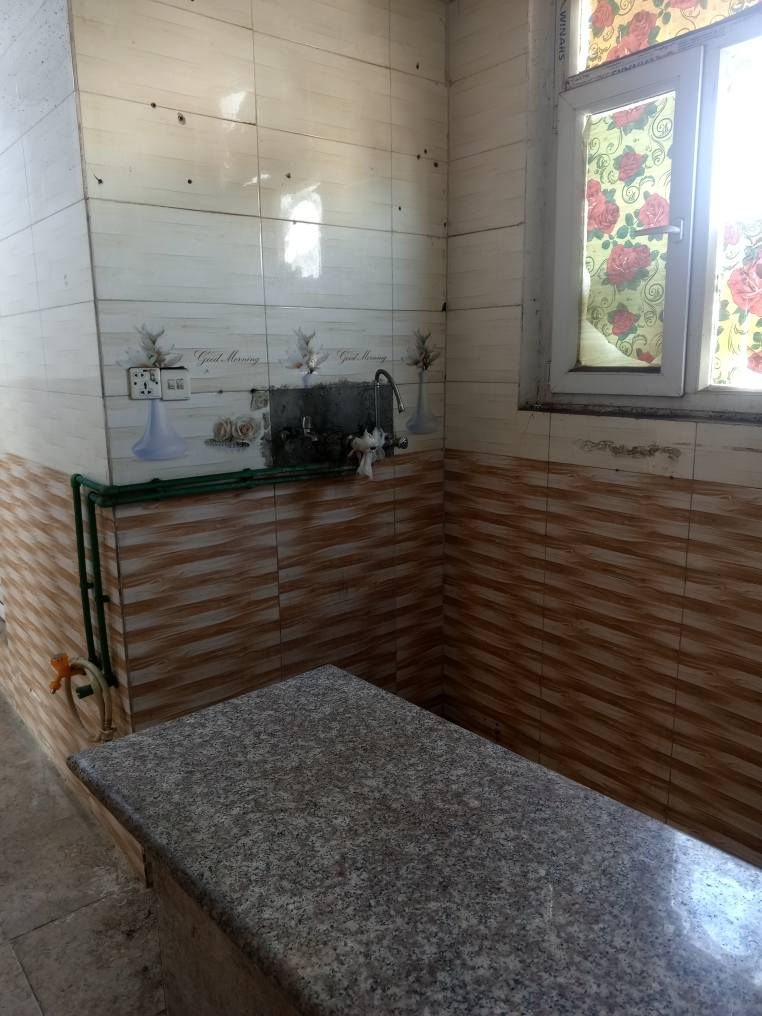 شقه للايجار في حي الجمعيه شارع الوائلي عله شارع العام مباشره قرب مستشفى الاماني بيها غرفه او صاله من ضمن صاله مطبخ نضيفه بناء جديد بيها نت مجاني وطني مجاني مي مجاني بيها كيزر ماء حار بارد بيها تانكي يعني جاهزه مجهزه بس تدفع خط مولده ماطور ماء بيها سعر الايجار ٢٥٠ قفل *********** النجف, العراق
