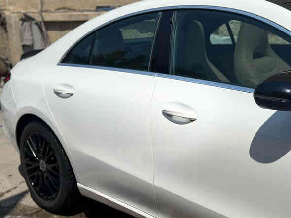 للبيع – مرسيدس CLA 250 
موديل 2020
اللون أبيض لؤلؤي والداخلية بيج فخم 🤍

المواصفات:
 • محرك 2.0 تيربو اقتصادي وقوي بنفس الوقت 
 • كير أوتوماتيك 7 غيارات
 • شاشة مزدوجة (عدادات رقمية + نظام ترفيهي MBUX)
 • تحكم كامل من الستيرنغ 
 • كاميرا خلفية
 • فتحة بانوراما
 • إضاءة داخلية LED بعدة ألوان
 • كراسي جلد كهربائية ويا ذاكرة
 • مساج
 • بصمة تشغيل
 • جناح خلفي رياضي
 • رنكات AMG مقاس 18 🖤

📍 مكان السيارة: بغداد 

السيارة نظيفة جداً، فحص كامل، بدون مشاكل ميكانيكية

📞 المهتم يتواصل على الرقم

*********** بغداد
