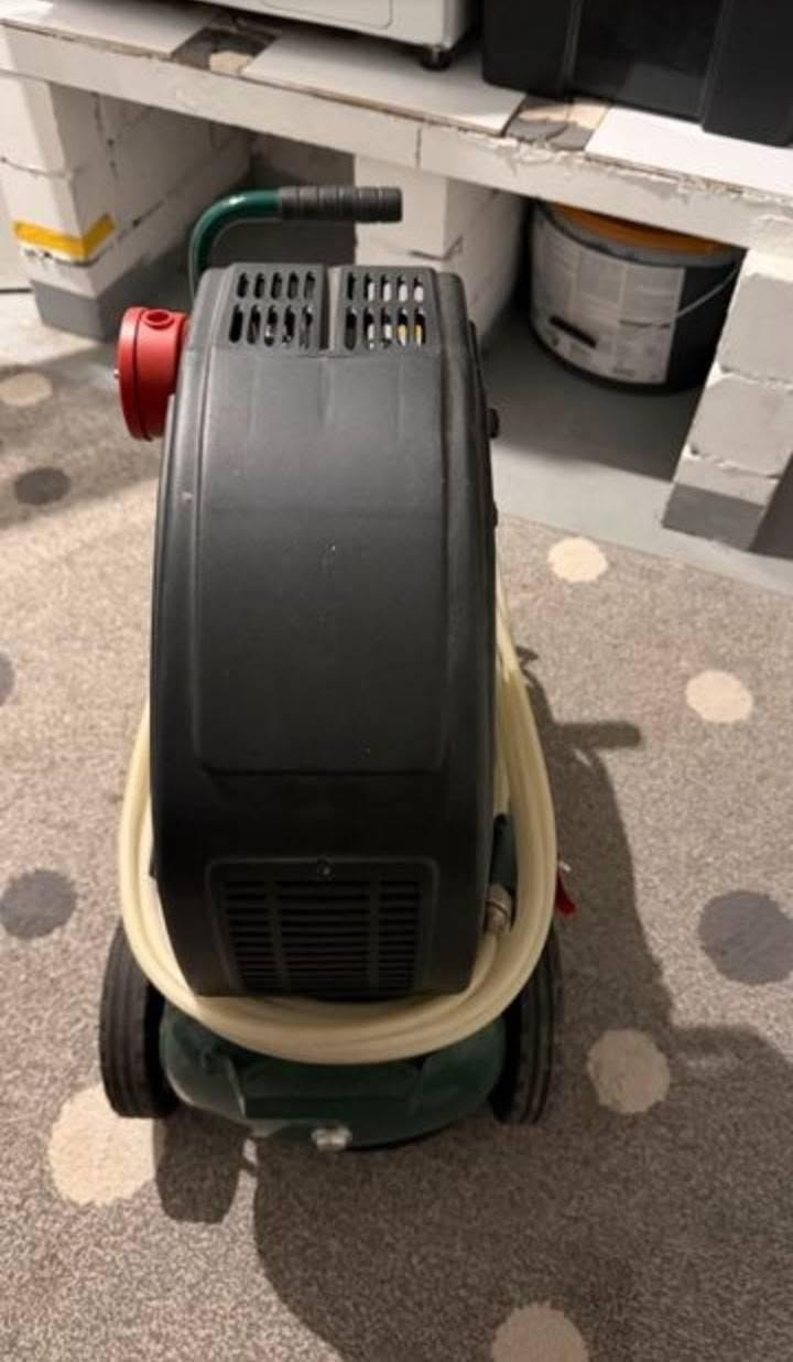 Ich biete hier meinen Parkside Kompressor PKO 270 A5 an. Dieser leistungsstarke Kompressor ist ideal für eine Vielzahl von Heimwerkerprojekten und bietet zuverlässige Druckluft für deine Werkzeuge. Er ist robust gebaut und dank der Rollen leicht zu transportieren.

* Motorleistung: 1,8 kW (2,45 PS)

* Ansaugleistung: 260 l/min

* Effektive Abgabemenge: ca. 103 l/min bei 7 bar

* Max. Arbeitsdruck: 8 bar

* Kesselvolumen: 24 Liter

Der Kompressor ist sehr praktisch für Arbeiten wie Reifen aufpumpen, Lackieren oder das Betreiben von Druckluftwerkzeugen. Er ist in einem guten, gebrauchten Zustand und voll funktionsfähig.

Schreib mir einfach, wenn du Fragen hast. Dortmund, NW


**إذا كنت صاحب هذا الإعلان وتريد حذفه لأي سبب، رجاءا أرسل رسالة إلى الدعم الفني**