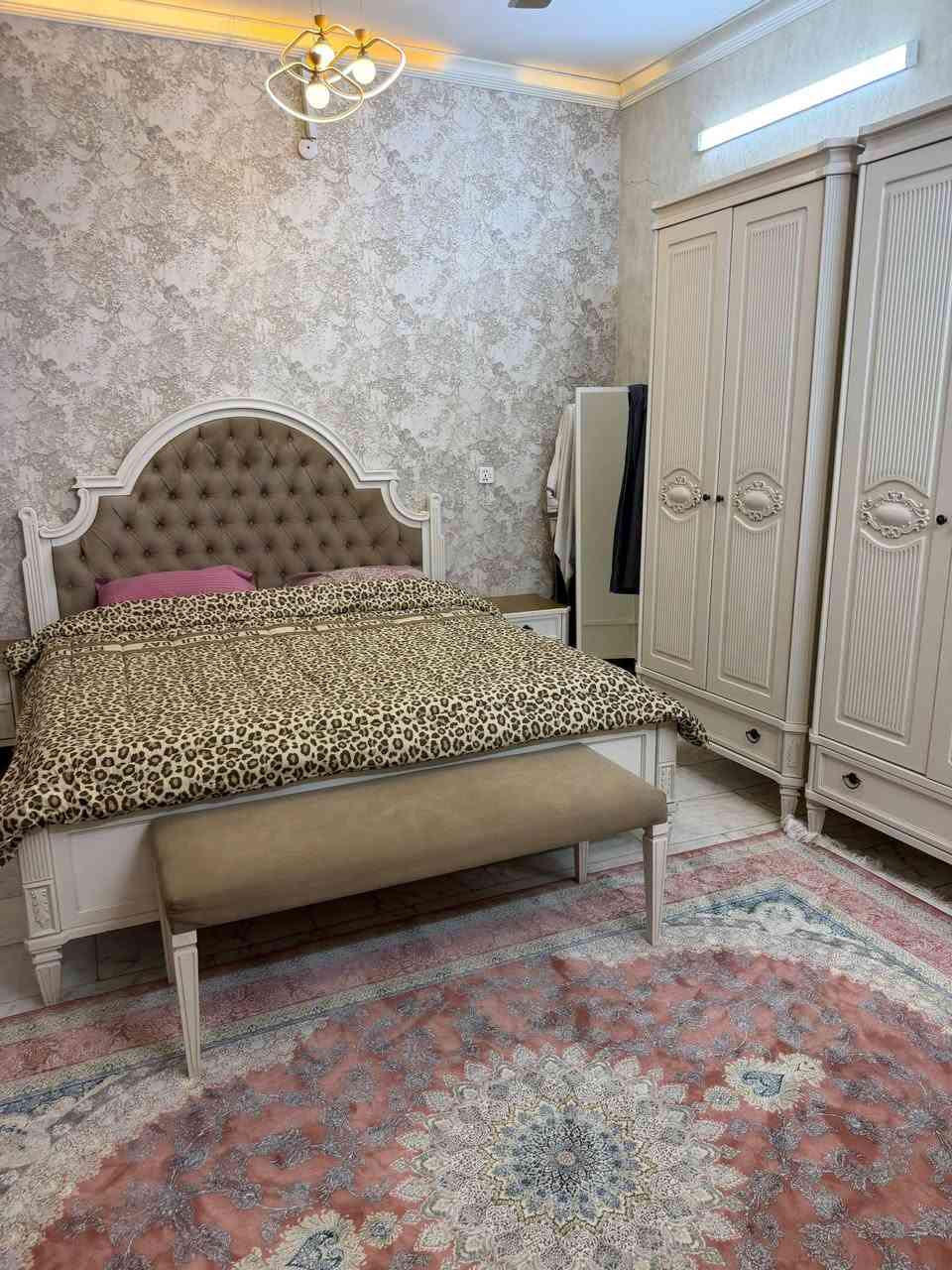 المساحة 150م واجهة7.5م
يحتوي الدار على كراج يسع سيارة وصالة وحمام ضيوف وهول داخلي ومطبخ و٤ غرف نوم وحمامات عدد٣ ومخزن ولوندري الدار درجة البناء جيد جداً للاستفسار اتصل على الرقم ***********
