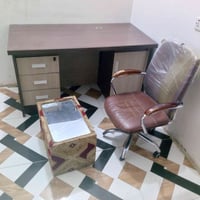 ميز مكتبي سوكي مو تسكام +كرسي متحرك 360درجه مع طبله زغيره  نضيفات ما ب...