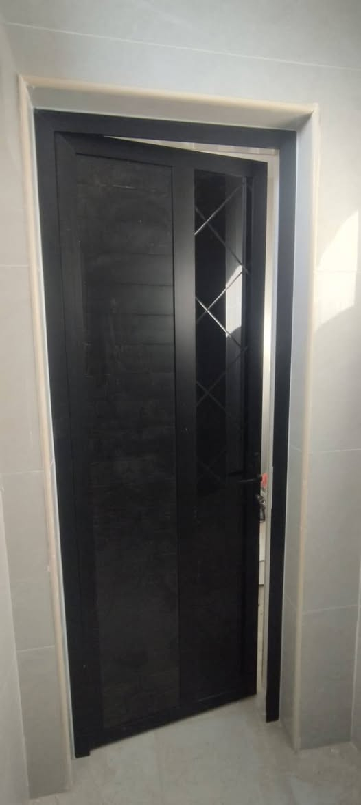 كافه أعمال المنيوم ومطابخ التركية *********** السماوه
باب اسود سراي مع شباك
