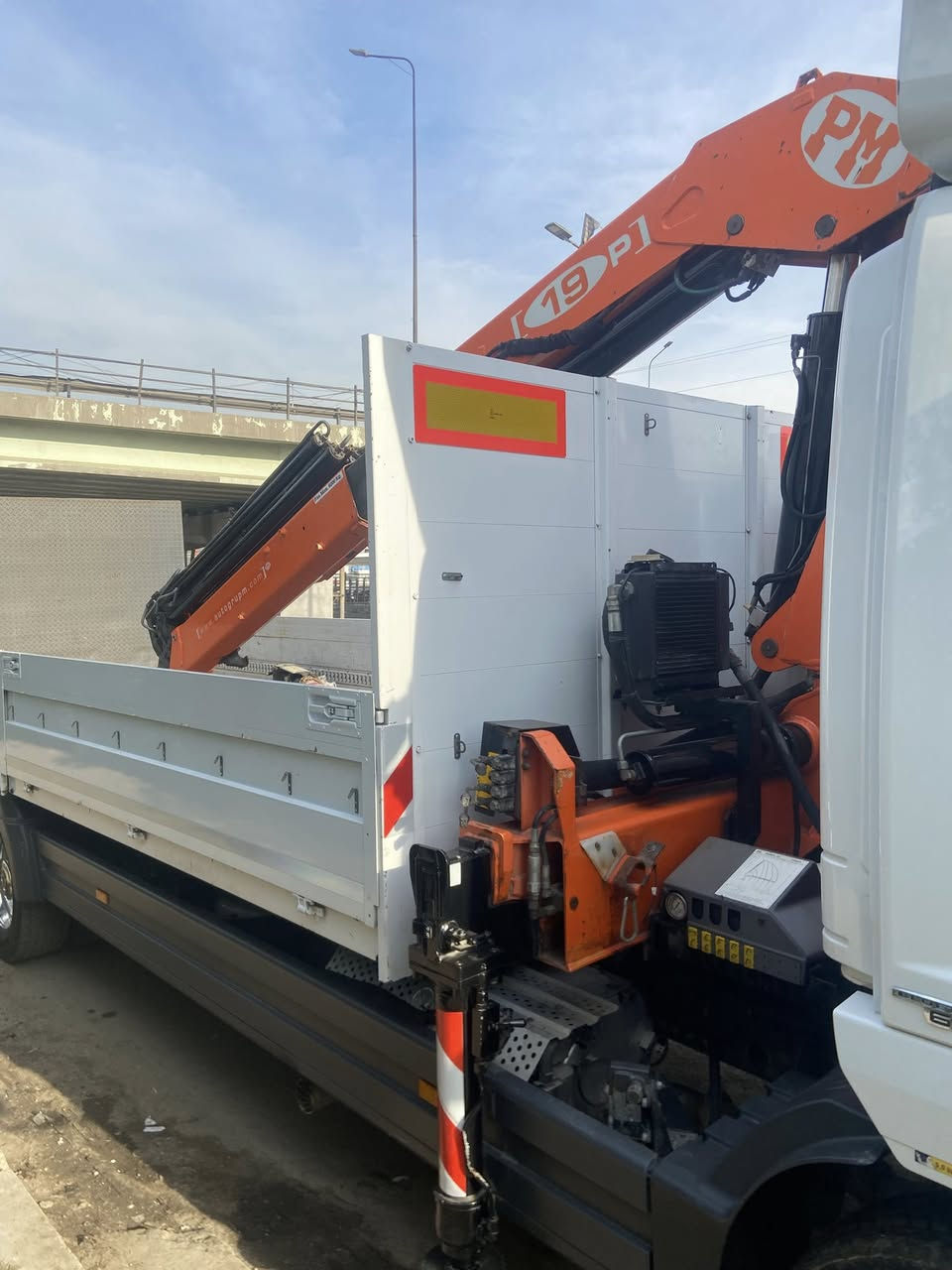 السلام عليكم
كرين pm للبيع مكفول 
حجم 19 
9 طن و 200
3 سلايت 
ريمون كنترول
الاتصال : *********** 
مكاني بغداد
