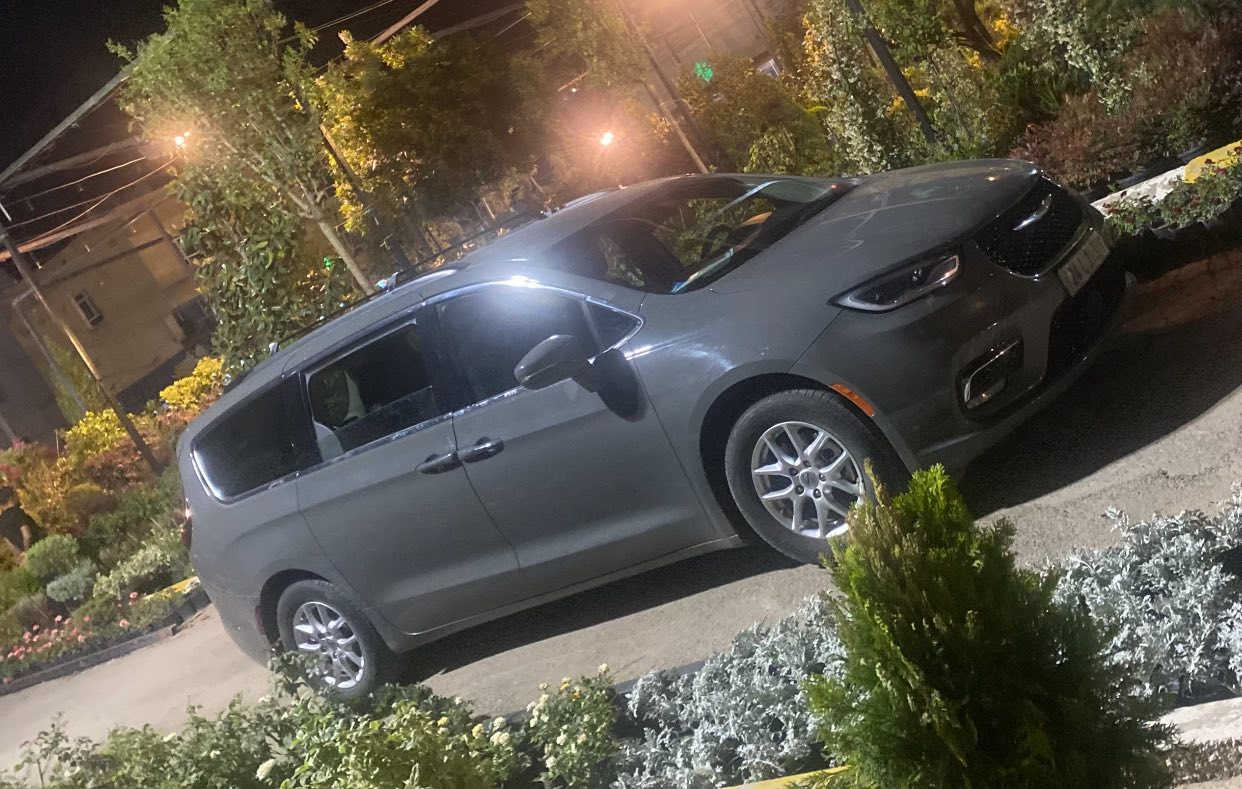 كرايسلر باسفيكا  لون اسمنت 2022
تحويل و كير و مكينة واربك شرط 
1. هندبريك بصمه 
2. ابواب وجنطة بصمه
3. تنبيه الخروج المسار 
4.تشغيل عن بعد 
5.داخل جلد 
6.رادرات
7.مانع انزلاق
8. كشنات كهرباء 
9.بيبان كهرباء (تحكم ريمونت) 
10.صندوك كهرباء 
11. تخم تايرات جديد 
12.اشاير بل المري 
13.رادار جانبي
14.رادار امامي وخلفي 
15. تدفئة الكراسي الاماميه والستيرن والمري الخارجية
وباقي المواصفات معروفه ..
الحادث : فقط 2 قطع، باب خلف سايق مع جاملغ خلفي
سيارة من امام ومن خلف كبس و شرط
العنوان زاخو السعر : 240$ و مجال
للاتصال او واتساب ***********
