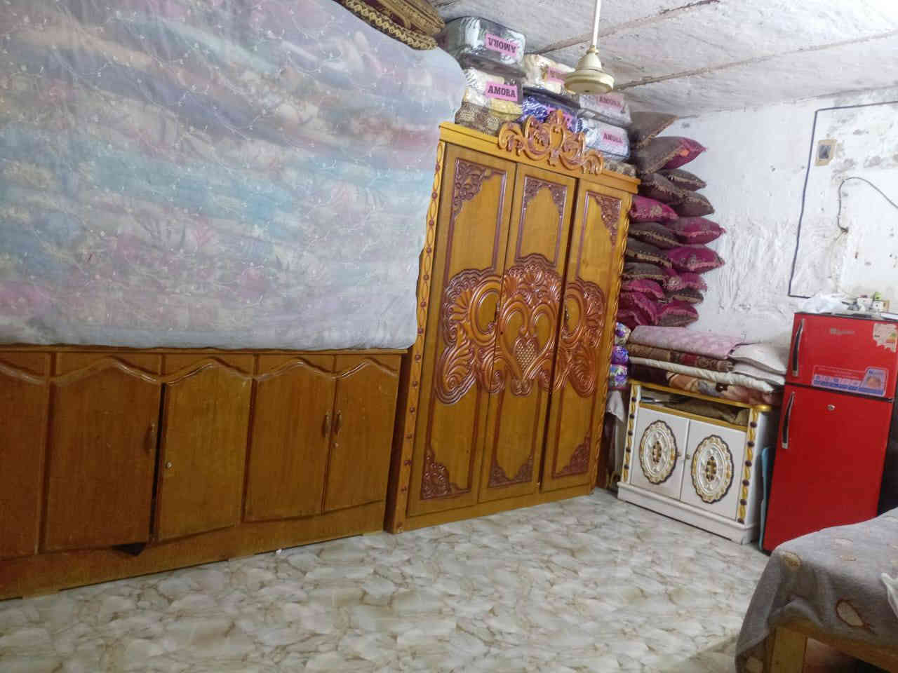 الدار للبيع التضحية شارع الملعب
المساحه 200م رقم معاملته كامله يحتوي الدار ثلاث 
غرف واستقبال ومطبخ  وصاله وصحيات 
الستفسار علا صاحب الدار ***********
السعر 80
