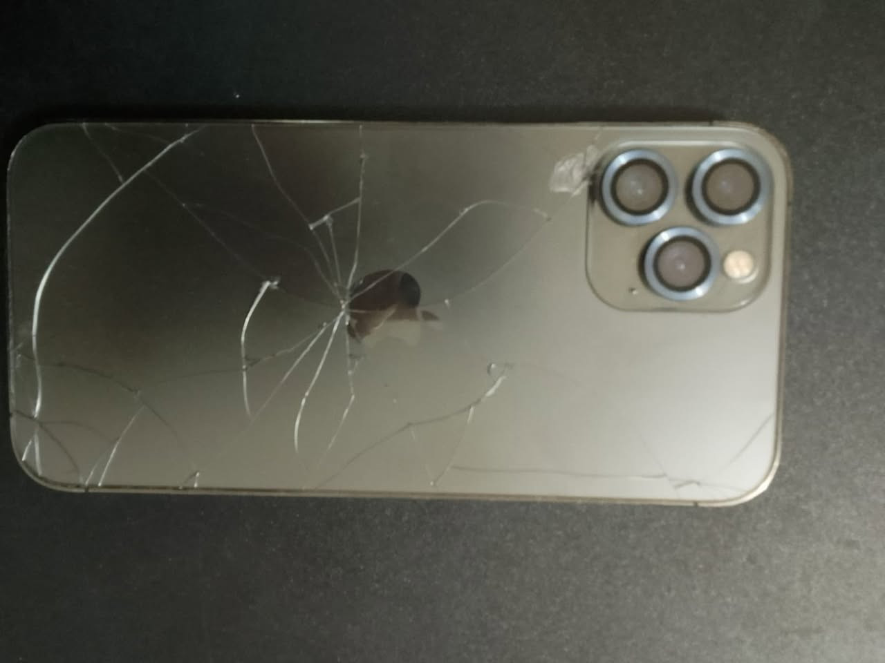 آيفون 12برو ماكس الجهاز بلادي فقط البطارية نازله وصرفه زين مايصرف شحن ذاكرة256 فيس إيدي شغال الضهر مكسور فقط أما الباقي كلشي مابي مامفتوح بيع او مراوس بلي4  سعرة340وبي مجال متواجد واتساب واتصال***********
