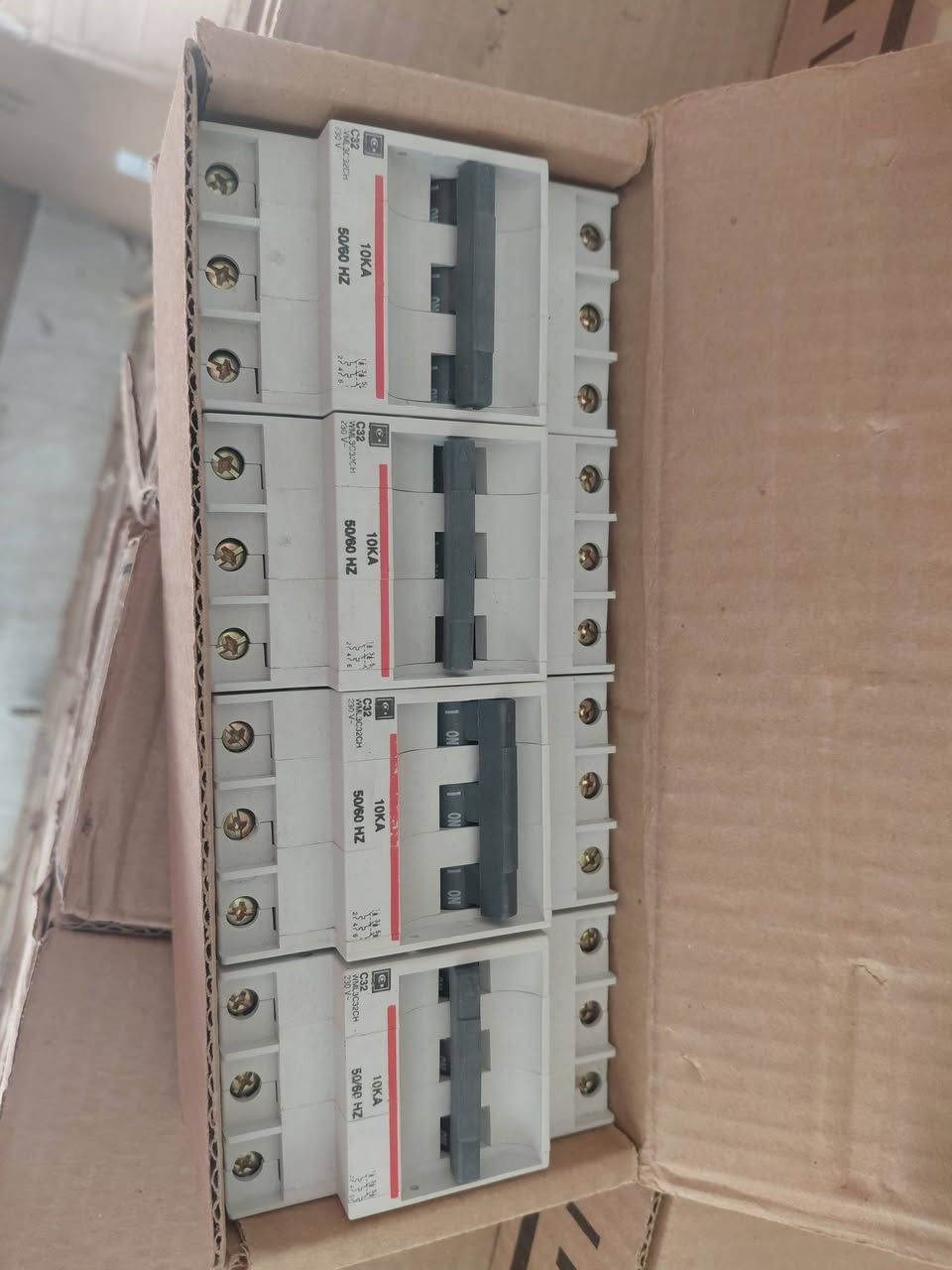 بيع قواطع كهربائية أصلية Eaton Cutler-Hammer ⚡
متوفر لدينا كميات من القواطع الكهربائية عالية الجودة من ماركة Eaton Cutler-Hammer العالمية، مناسبة لكافة التأسيسات الكهربائية والمشاريع.

​📋 مواصفات المنتجات:

​الماركة: Eaton Cutler-Hammer.

​الأنواع المتوفرة:

​قواطع B20 

​قواطع C32

​قواطع B10

​القدرة: 10KA.

​الجهد: 400V~ / 50/60HZ.

​الحالة: جديدة تماماً داخل كراتين التغليف الأصلية.

​✅ مميزات التعامل معنا:

​منتجات أصلية ومعتمدة.

​إمكانية توفير الكميات المطلوبة للمشاريع والتشطيبات.

​أسعار تنافسية وخاصة للكميات الكبيرة.

​📞 للتواصل والاستفسار:

​للطلبات أو الاستفسار عن الأسعار، يرجى التواصل معنا عبر:

01116724491


**إذا كنت صاحب هذا الإعلان وتريد حذفه لأي سبب، رجاءا أرسل رسالة إلى الدعم الفني**