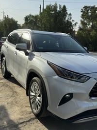 تويوتا هايلندر بلاتينيوم فول مواصفات ١/١ هايبرد موديل ٢٣ بيهة طخة خفيف...