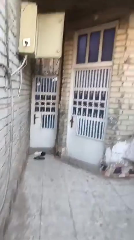 السلام عليكم بيت للبيع 100متر بناء حديث يحتوي على دارين مفصولات دار طابق اول ودار طابق ثاني وسطح  الطابق الاول 1( كراج وخدمات +اسقبال مفصول+ صاله ومطبخ +حمام+غرفه)
الطابق الثاني2(بلكونه+استقبال+صالة ومطبخ+حمام+تواليت+غرفه)في الاورفلي ثاني استداره جهة العماره البرتقاليه فرع ازياء صادق الحسيناوي واجة 4 نزال 25 البيت طابو صرف  للأستفسار ***********
