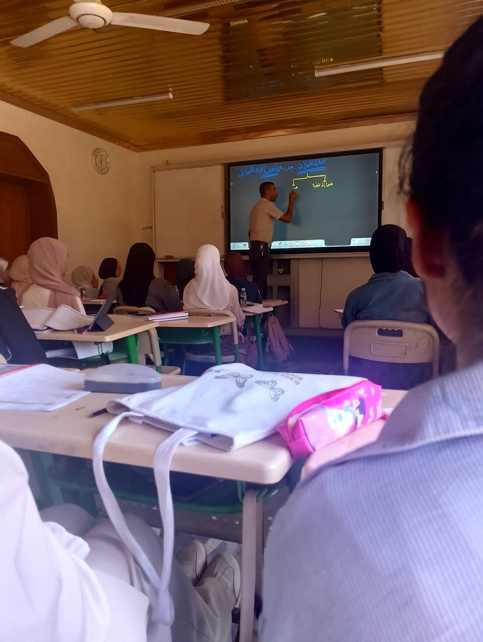 ✨بين لغة الأرقام وقوانين الفيزياء، يلتقي العطاء بالتميز✨
 لقطات عفوية تجسد حرص الأستاذ حامد البدراني على تبسيط أدق التفاصيل لطالباتنا المبدعات، وسط أجواء تملؤها الرغبة في النجاح والتفوق.

رحلتنا نحو المعدل العالي بدأت، ومقاعدكم بانتظاركم.

📝 تذكير: التسجيل لا يزال مستمراً للموسم الدراسي الجديد. لا تضيعي الفرصة لتكوني جزءاً من قصة نجاح القمة
للحجز و الاستفسار يرجى الاتصال بنا على الرقم التالي 📞 ***********
او مراجعة معهدنا 🩷 موصل حي العربي شارع باريس خلف جامع الخشاب ثانوية الهدى الاهلية للبنات 🩷
