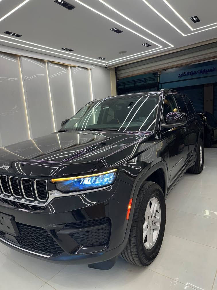 للبيع: 
چيب جراند شيروكي 2024 Limited 4x4 (الجيل الأحدث) 👑
عشاق الفخامة والقوة والأداء.. فرصة "كسر زيرو" حقيقية بحالة الفبريكة!
🔹 تفاصيل السيارة:
الموديل: 2024 (الجيل الخامس الجديد كلياً WL)
العداد: 36,000 كم فقط.
المحرك: Pentastar V6 سعة 3.6 لتر، بقوة 293 حصان.
ناقل الحركة: أوتوماتيك 8 سرعات مع نظام دفع رباعي ذكي (4x4).
🔹 أبرز المواصفات والرفاهية (فئة Limited):
إضاءة Full LED أمامي وخلفي بتصميم انسيابي ساحر.
صالون جلد فاخر بالكامل (تحكم كهربائي + ذاكرة للمقاعد).
شاشة عدادات رقمية 10.25 بوصة + شاشة ترفيهية تدعم Wireless Apple CarPlay & Android Auto.
تكييف أوتوماتيكي ثنائي المناطق + نظام تشغيل عن بُعد + شنطة كهرباء.
🔹 أنظمة الأمان الذكية:
مثبت سرعة تفاعلي (Adaptive Cruise Control).
نظام منع التصادم الأمامي وفرامل طوارئ ذاتية.
الحفاظ على الحارة المرورية ومراقبة النقاط العمياء.
📞 للتواصل والمعاينة: 01060352162 القاهرة, مصر


**إذا كنت صاحب هذا الإعلان وتريد حذفه لأي سبب، رجاءا أرسل رسالة إلى الدعم الفني**