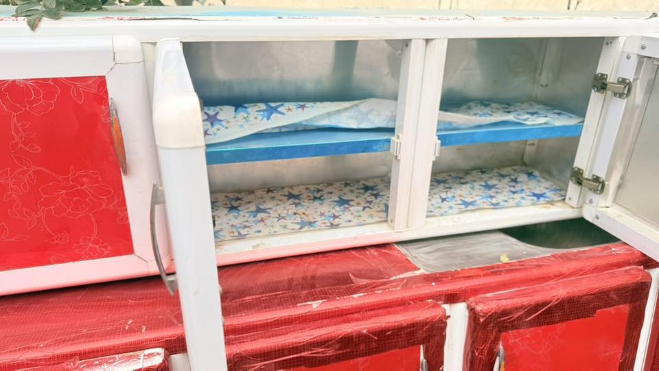 كاونترللبيع ٣قطع مع سنكي  نضيف كلش اي ضرر ما بيه سعر ١٩٠الف بيه مجال قليل مكان حله (***********
