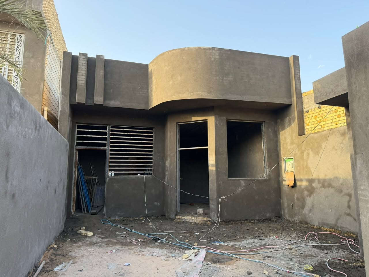 بيت للبيع طابو صرف مساحه ١٥٠
يحتوي على غرفتين وصاله وستقبال حمام داخلي وحمام خارجي بي كراج جبير البيت كله كامل كهربائيات وبياض بعد يومين يكمل عوزه جام وتطبيك الحوش فقط الباقي كله جاهز 
الموقع شارع اربعين قرب محلات فراس 
السعر ١٣٠ وبي مجال ***********
