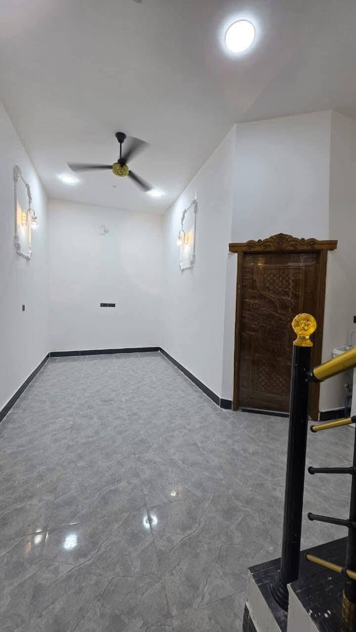 واسعد الله اوقاتكم بكل خير احبتي 
***********
يتوفر دار سكن للبيع 

المساحه لكليه 100 متر مربع 

نوع العقار طابو زراعي عراقي 

سند ٢٥ ول مالك عراقي تتكاتب ويا ابوالطابو مباشرتاً

يتكون من غرف نوم عدد 2
استقبال 
صاله
مطبخ 
 مجمع صحيات داخليه وخارجيه 

البيت كامل من جميع الملحقاته 

بناء جديد 2025

فارق جاهزة للسكن تستلم بيتك عند المكتبة مباشر 

العنوان البصرة قضاء ابي الخصيب 

ابو كوصره قرب مدرسه الفتكار 

تبعد مسافة عن شارع ابو كوصره 100 متر 

منطقة روعه جميع الخدمات ماي كهرباء شارع 10 متر 

السعر  65وبي مجال

للاستفسار لاتصال***********
