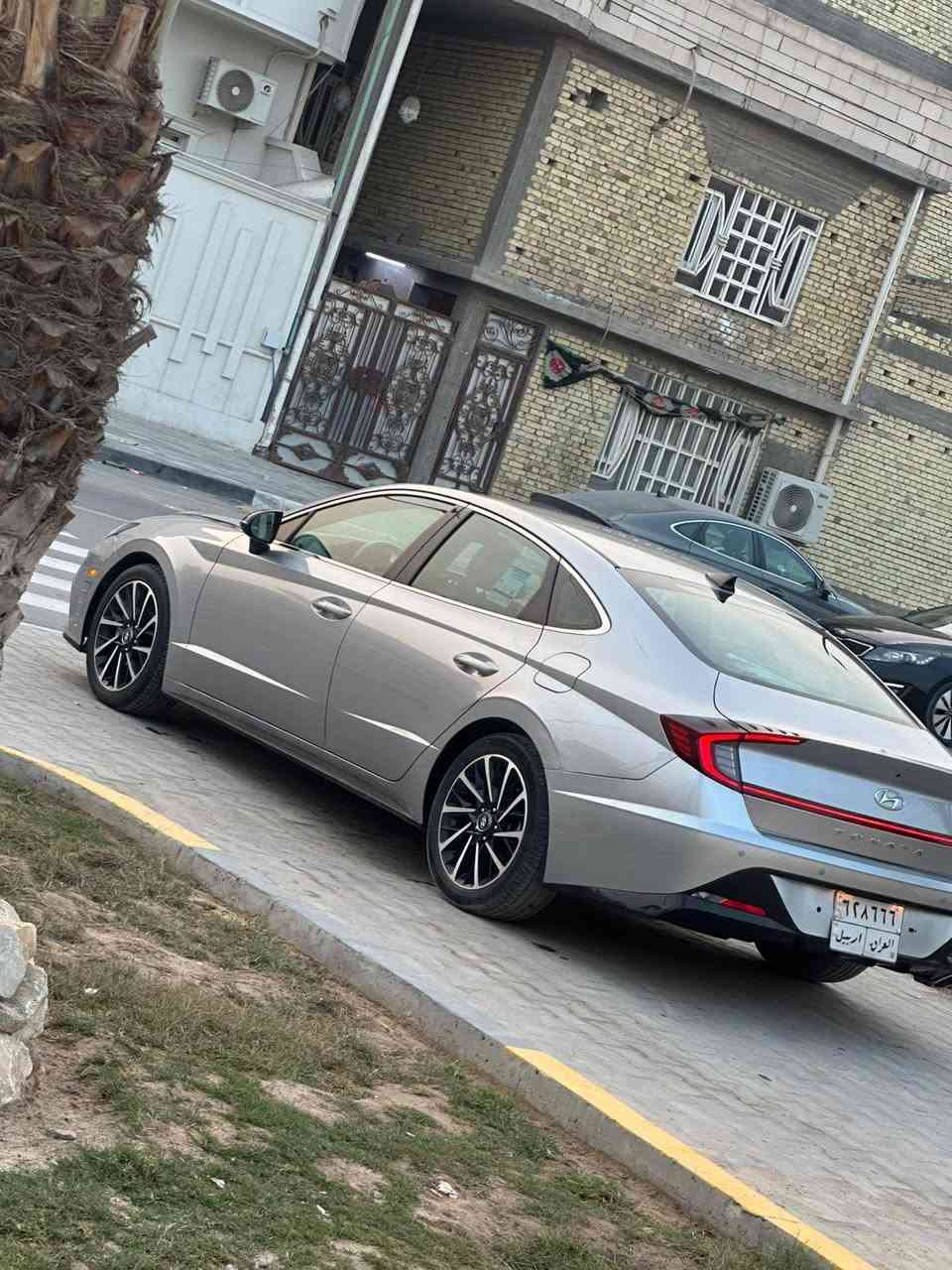 بسمه تعالى 
سوناتا للبيع موديل 2020 رقم اربيل بسم الشركه ماشيه 44 الف ميل السياره لا صبغ ولا تبديل ليبل واحد إرباك كلها سليمه بجم كبس شركه لون سلفر سموك السياره كير مكينه حداديه  باتري جديد 
محرك 1600 توربو 
مواصفات السياره 
1بصمه تشغيل عن بعد 
2 بيبان لمس 
3 لد امامي خلفي 
4 ويل 18
5 رادارات امامي وجانبي 
6 قياده ذاتيه 
7 خطوط مسارات 
8 حساسات خلفيه 
9 شاشه عدادات دجتل 
10تحكم ستيرن شفتات ستيرن 
11 كروز سرعه
12 شاشه لمس كاميرا خفيه دواره 
13اندرويد اوتو ابل كار بلي 
14 هاند بريك بصمه اوتو هولد 
15 تبريد قطعتين أمامي خلفي 
16 كشنات جلد كشنات تدفه 
17 شحن واير ليس 
18 كير دكم 
19 4 مودات قياده 
20 كشن كهربائي 
21 كشنات الخلفية تنطبك 
22 لايت زنون 4 عدسات 
23تبريد ليزري شاشه 
وبعد مواصفات بيها السياره 
حادث السيارة بدنه مال الصندوق فقط
السعر 173 وبيها مجال 
رقم الهاتف ***********

