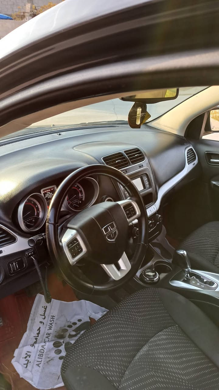 دوج جورني 2017
تبريد مركزي 
7راكب 
ایرباكات كلها سلیمة بچم كبس
رقم و سنوية جدیدة لحد 2030 + دفتر بنزين
رقم سلیمانیة 

ضررها : جامرلغ عكس السائق صبغ و نص الباب 
السعر :126 وبي مجال 
مكان السیارة: كركوك
للٲتصال:***********
