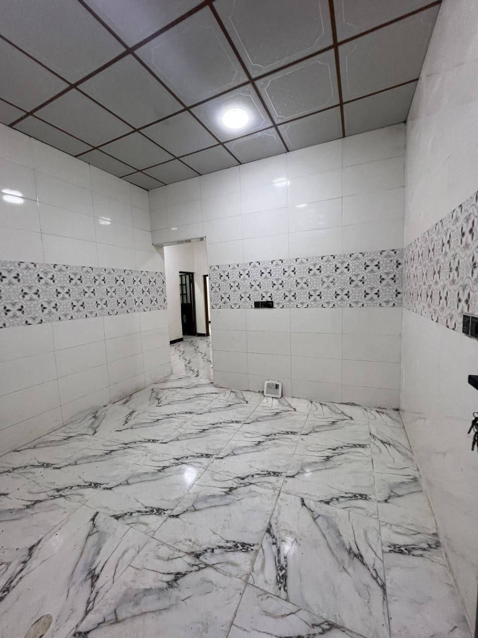 بيت مساحه 100 سقف سندويج البصرة الجزيره مجمع الريان بيت مرتب ونظيف مثل ماشوف سعر  37 وبي مجال اي استفسار ***********
