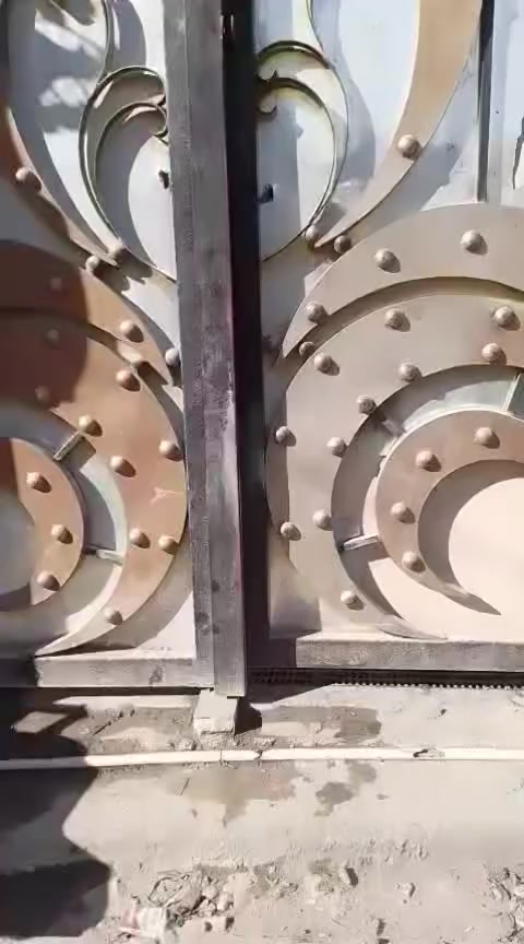 السلام عليكم
دار للبيع مساحة 112 بيَ 3 خطوط مي وسحب 
(العنوان العماري مقابل مطعم الحجي)
السعر 190 وبي مجال للاستفسار ***********
