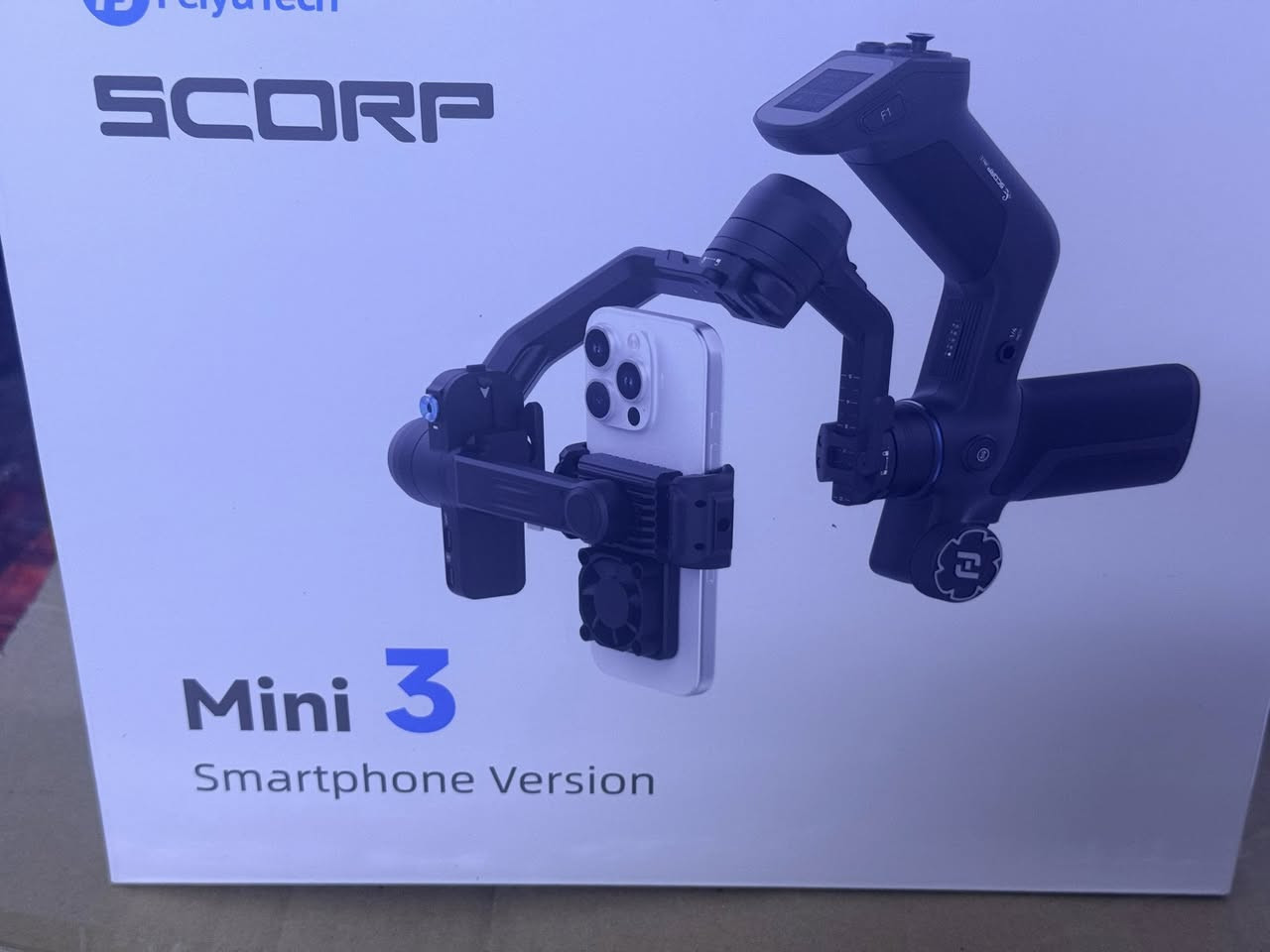 FeiyuTech SCORP Mini 3 Kit، هو مثبت جيمبال (Gimbal) ثلاثي المحاور مصمم للهواتف الذكية وكاميرات الحركة والكاميرات عديمة المرآة. 
التقنية وميزات الذكاء الاصطناعي: يتميز بوحدة تتبع بالذكاء الاصطناعي مدمجة (AI Tracking 4.0) تتيح تتبع الأهداف بحركات بسيطة دون الحاجة إلى تطبيق خارجي، وتصل مسافة التتبع إلى 18 متراً. 
تصميم مريح وشاشة: يأتي بمقبض مريح لتصوير الزوايا المنخفضة والعالية، وشاشة لمس عالية الدقة بحجم 1.3 بوصة لإعدادات سريعة وسهلة. 
التوافق والتبريد: يدعم حمولة تصل إلى 2 كجم، ويحتوي على مروحة تبريد مدمجة لمنع ارتفاع درجة حرارة الهاتف الذكي أثناء التصوير لفترات طويلة. 
البطارية والتحكم: توفر البطارية وقت تشغيل يصل إلى 14 ساعة، ويحتوي على عجلة تحكم سحرية للتحكم الدقيق في دوران المحاور والزووم.  

السعر مع التوصيل.  ٢٣٠ الف


**إذا كنت صاحب هذا الإعلان وتريد حذفه لأي سبب، رجاءا أرسل رسالة إلى الدعم الفني**