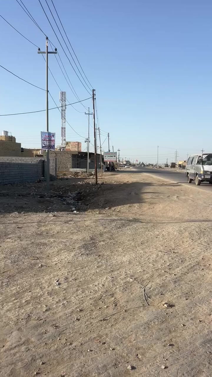 من رخصت جميع يوجد لدينه بيت مساحه 200متر وجه 12نزاه17 بيت متكون من غرفتين و صاله و ديوانيه ومطبخ حار و بارد صحيات داخليه و خارجيه بيت كله درجه أوله علمن بيت زراعي و ليس طابو مشمول قرار رئيس وزراء 320 موقع بيت خلف جامعت ذي قار شارع حولي شارع مدرسه الكسائي فضلن و ليس امرن حاب  يعرف سعر بيت يتصل علا هاذه رقم ***********
