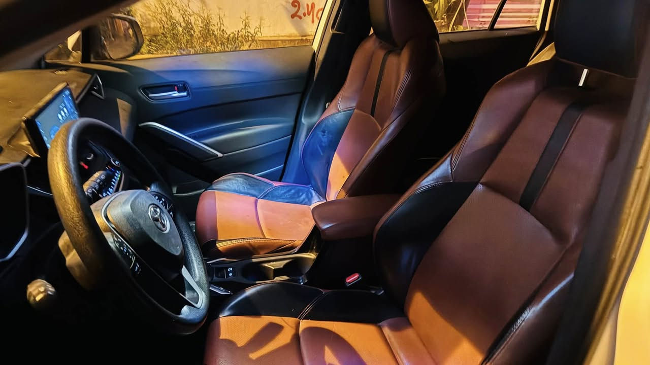 تويوتا فورنتلاندر اس 2025  فول ام العدسات
الموديل: 2025

المحرك: 2000 هايبرد اقتصادي

الممشى: 29 الف كيلو متر 

عدد الاحصنة: 196 

الويل: 17 إنج

نظام تشغيل بصمة + دخول ذكي بدون مفتاح

• شاشة وسطية كبيرة تدعم Apple CarPlay / Android Autoلاسلكي 

• كامرة دوارة بلادي

• كشنات جلد احمر

وكشن السائق كهربائي اصلي 3 وضعيات

• فتحة سقف

• أنظمة أمان متطورة:

  • رادار أمامي وكبح تلقائي

  • نظام تنبيه الخروج عن المسار

  • تحذير النقطة العمياء

  • مانع انزلاق + مانع انحدار

• نظام قيادة متعدد (عادي – اقتصادي – سبورت – هايبرد)

• إضاءة أمامية وخلفية LED بالكامل

• نظام تثبيت سرعة ذكي

• تكييف أوتوماتيكي مزدوج المناخ

ماشيه29

السعر 27 و400

مكان السياره بغداد بيه بارد بصيط بلجاملغ مال سايق

***********
