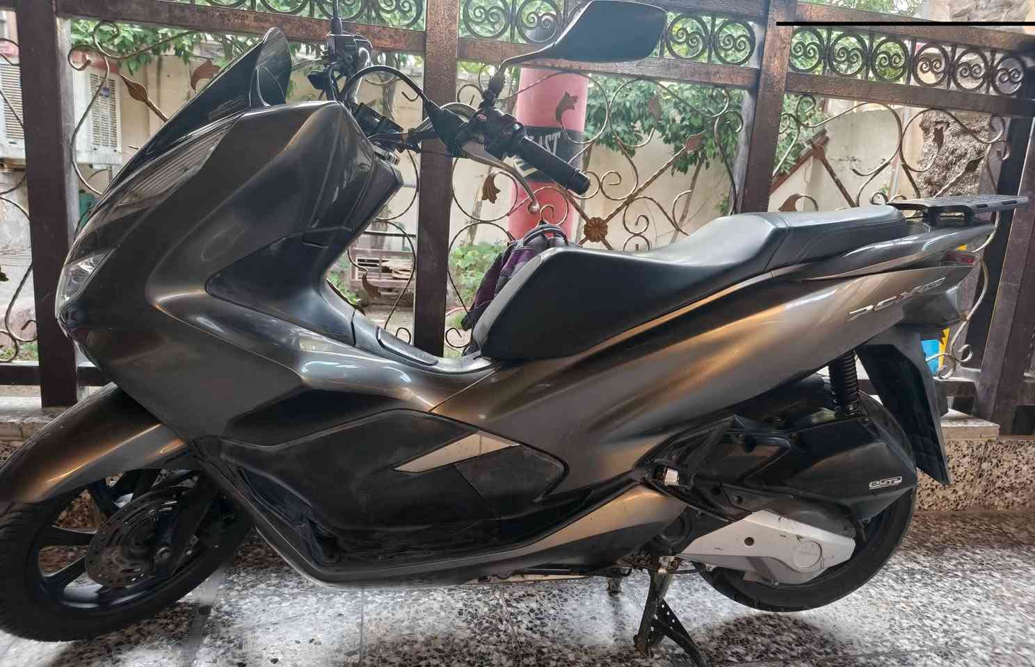 دراجه للبيع pcx ياباني ياباني اصليه
دراجه نضيفه مكينه 150 kF ياباني أصلي بصمه
ماشيه 28 ألف بيها ملاحظات بسيطه
السعر  ١٨ ورقه بيها مجال بسيط 
مكاني بغداد مدينة الصدر
‭***********
